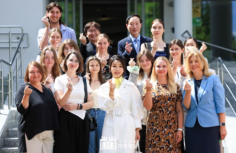 First lady Kim Keon Hee has visited the King Sejong Institute branch in Vilnius, Lithuania, while accompanying President Yoon Suk Yeol to the Baltic country to attend the NATO Summit.