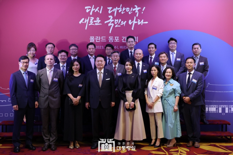 President Yoon Suk Yeol, on an official visit to Poland, and first lady Kim Keon Hee on July 12 hosted a dinner and roundtable for Korean expats in the Eastern European country.