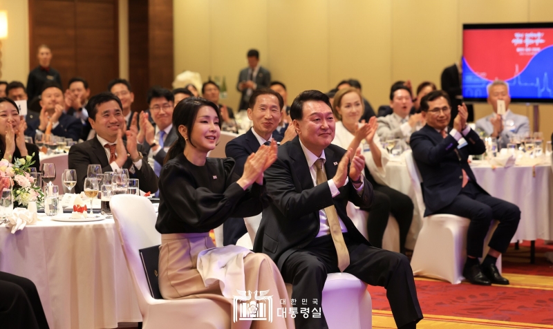 President Yoon Suk Yeol and first lady Kim on July 12 clap at a roundtable of Korean expatriates in Poland at a Warsaw hotel. 