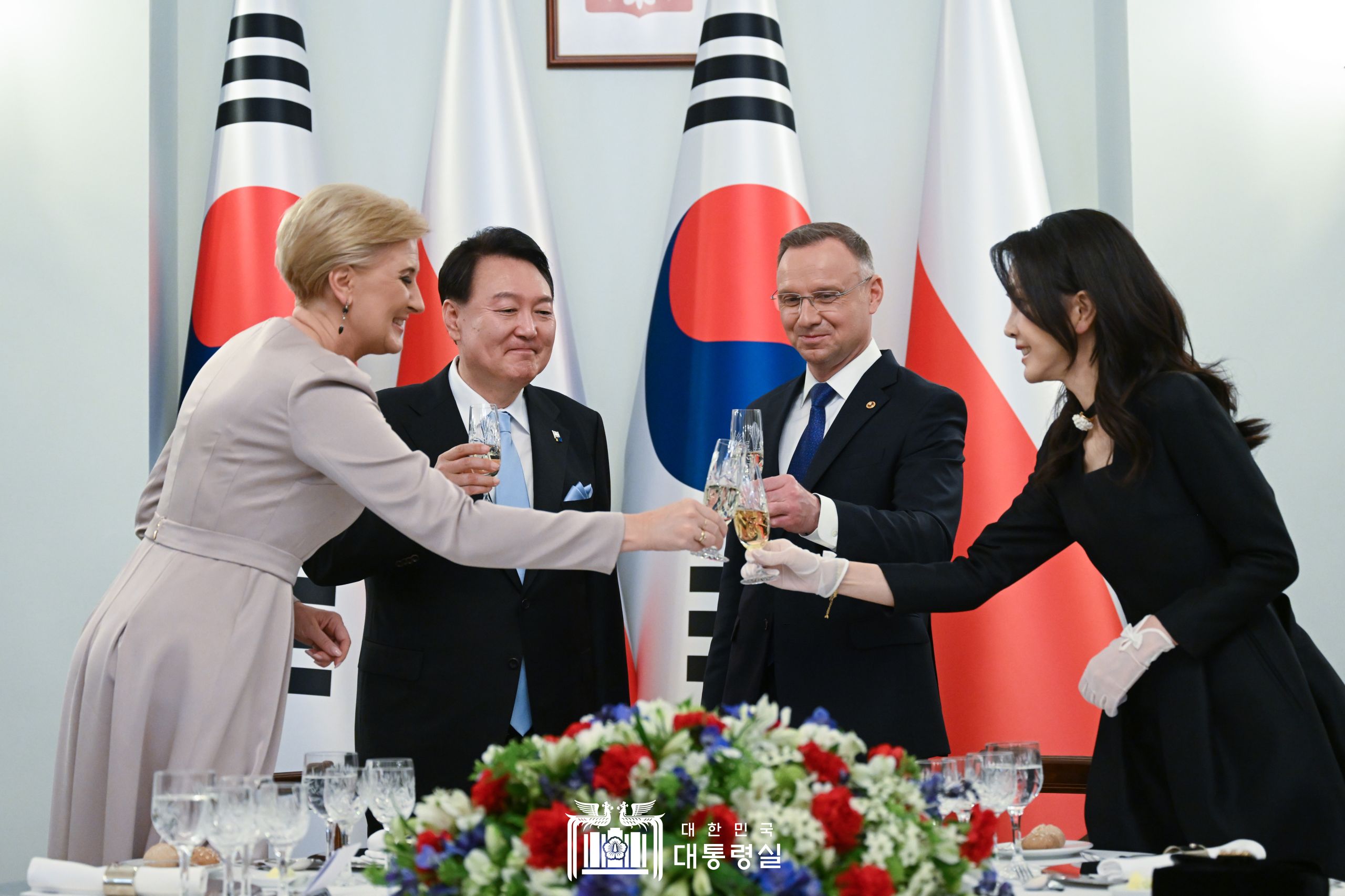 President Yoon Suk Yeol (second from left), on an official visit to Poland, and first lady Kim Keon Hee (first from right) on July 13 give a toast with Polish President Andrzej Duda (second from right) and his wife Agata Kornhauser-Duda at an official dinner held at Warsaw Presidential Palace in the Polish capital.