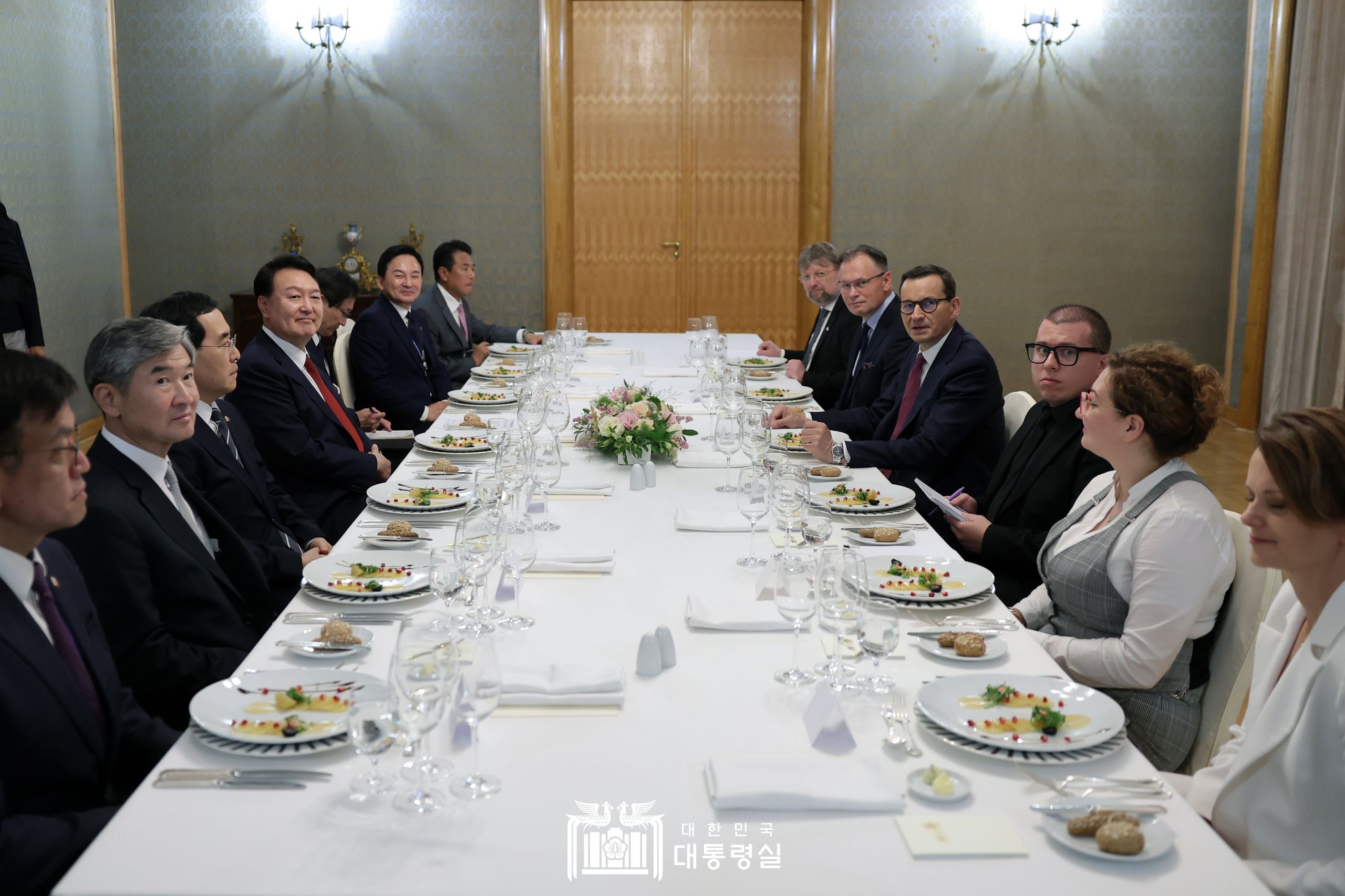 President Yoon Suk Yeol (fourth down from top left) on July 13 attends a luncheon hosted by Polish Prime Minister Mateusz Morawiecki (third down from top right) at the latter's office in Warsaw.