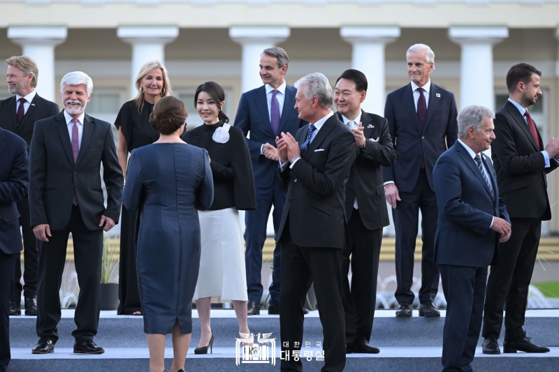 President Yoon Suk Yeol and first lady Kim Keon Hee on the evening of July 11 greet heads of state and their spouses at a dinner for NATO leaders at the Presidential Palace in Vilnius, Lithuania.
