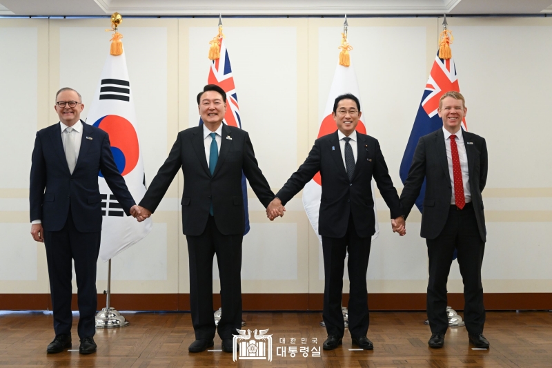 At the NATO summit, President Yoon Suk Yeol (second from left) on July 12 poses for a group photo at separate talks with the leaders of Asia-Pacific Four (AP4) member nations -- Australian Prime Minister Anthony Albanese (left), Japanese Prime Minister Fumio Kishida (second from right) and New Zealand Prime Minister Chris Hipkins -- at a hotel in downtown Vilnius.