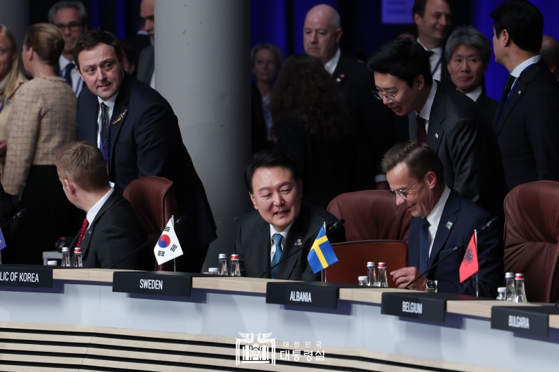 President Yoon Suk Yeol (second from right) on July 12 talks with Swedish Prime Minister Ulf Kristersson at the annual NATO summit of member and partner countries in the Lithuanian capital of Vilnius. 