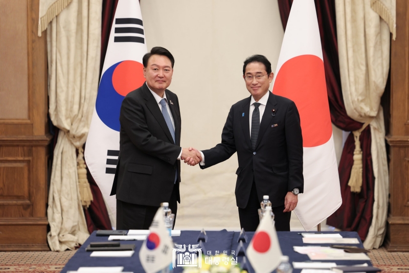 President Yoon Suk Yeol on July 12 shakes hands with Japanese Prime Minister Fumio Kishida at their bilateral summit in Vilnius, Lithuania. 