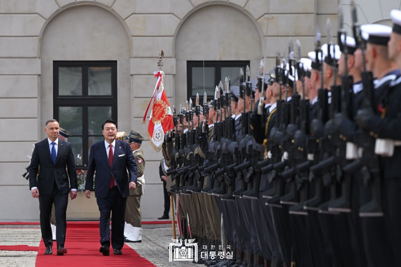 On his official visit to Poland, President Yoon Suk Yeol (second from left) on July 13 inspects an honor guard with Polish counterpart Andrzej Duda at an official welcoming ceremony hosted by the Presidential Palace in Warsaw. 