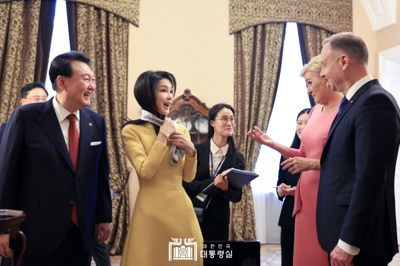 President Yoon Suk Yeol and first lady Kim Keon Hee on July 13 exchange gifts and medals with their Polish counterparts at the Presidential Palace in Warsaw, Poland. 