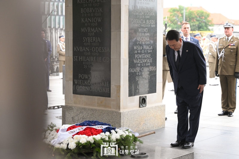 President Yoon Suk Yeol on the afternoon of July 13 lays a wreath and pays silent tribute at the Tomb of the Unknown Soldier in Warsaw, Poland. 