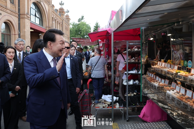 President Yoon Suk Yeol on July 14 greets vendors at Mirow Halls, a traditional market in Warsaw, Poland. 