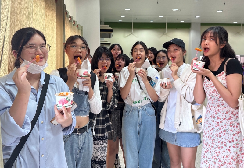 Students from Mahasarakham University on July 14 sample tteokbokki (spicy rice cake) as part of the Visiting Korean Cultural Festival in Kantharawichai, a district in the Thai province of Maha Sarakham. 