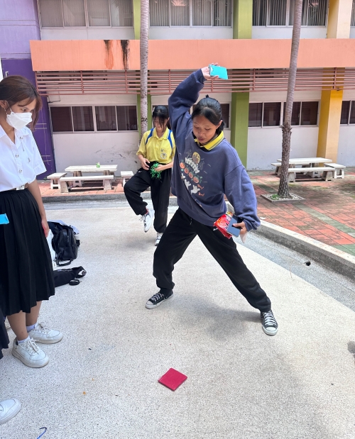 Mahasarakham University students on July 14 try the folk game ddakjichigi as part of the Visiting Korean Cultural Festival in Kantharawichai, a district in the Thai province of Maha Sarakham. 