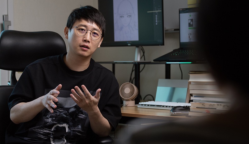 Webtoon artist and writer Hwang Junho on July 7 talks to Korea.net in an interview at his office in Seoul's Yongsan-gu District. (Lee Jun Young)