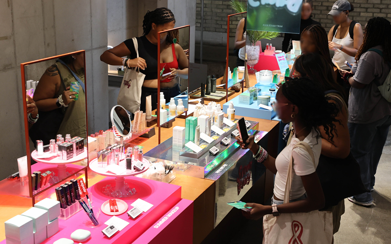 The Korea Beauty Summer Sale, jointly hosted by the Ministry of Culture, Sports and Tourism and Visit Korea Committee, runs from July 20 to Aug. 20. Shown are foreign visitors on July 20 browsing through products at a cosmetics store in Seoul. (Yonhap News) 