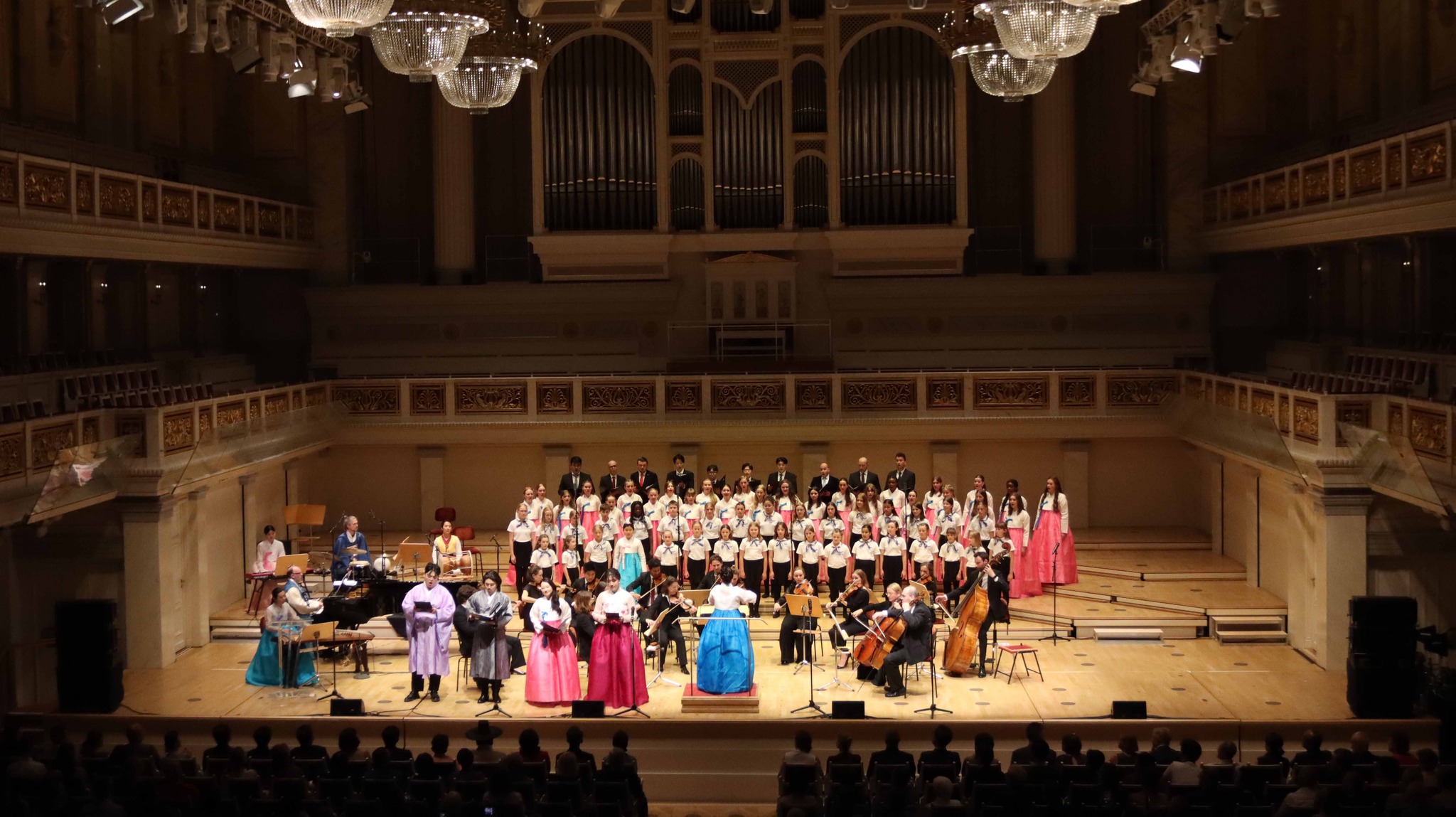 Conductor Joung Narae on July 8 leads the Dortmund Youth Choir at the concert 