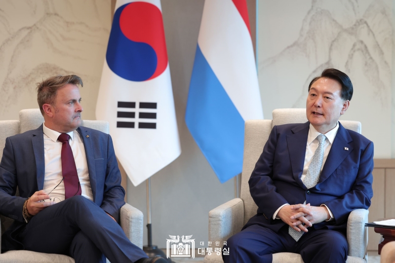 President Yoon Suk Yeol on July 25 holds a meeting with Luxembourgish Prime Minister Xavier Bettel at the presidential office in Seoul. 