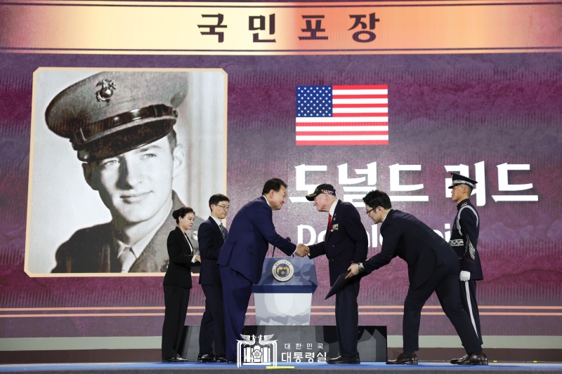 President Yoon awards the daughter of the late Australian Army veteran Private Thomas Conlon Parkinson, and U.S. Army veteran Donald Reid, with government medals and awards.
