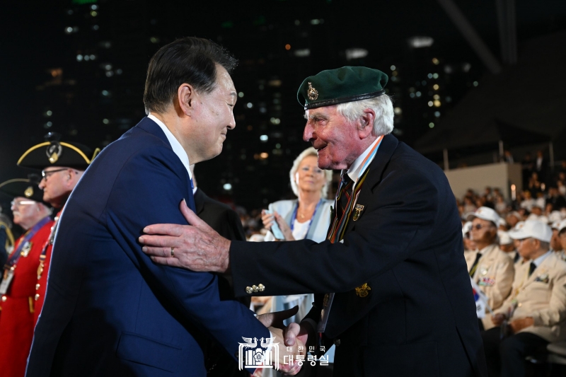 President Yoon shakes hands with a UN veteran who fought in the Korea War..