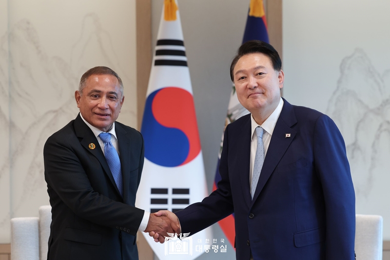 President Yoon Suk Yeol (right) and Belizean Prime Minister John Briceno on Aug. 1 pose for photos at the Office of the President in Seoul. (Office of the President) 