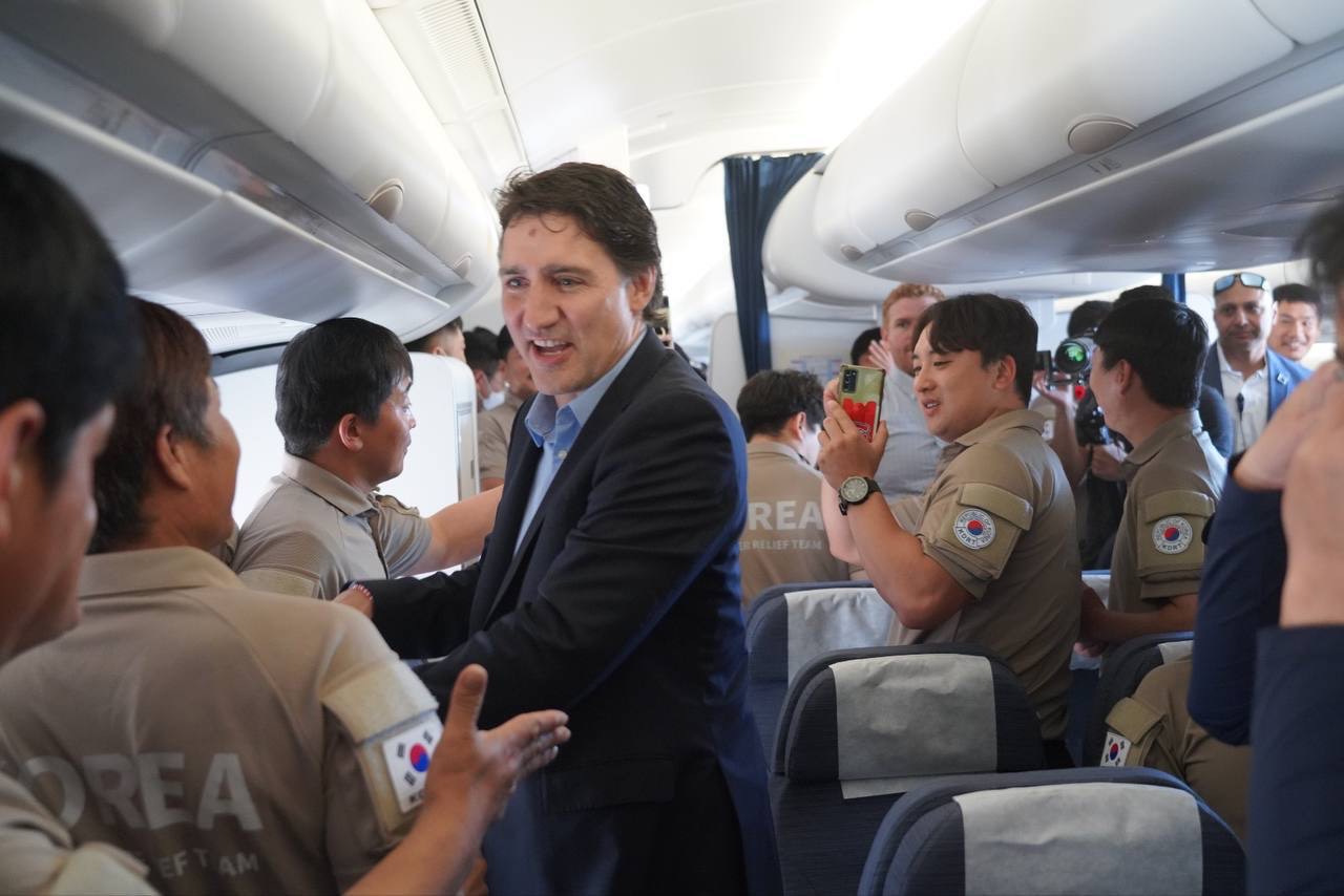 Canadian Prime Minister Justin Trudeau on Aug. 1 thanks members of the Korea Disaster Relief Team dispatched to fight wildfires in the province of Quebec on the plane to return them home. (Ministry of Foreign Affairs)