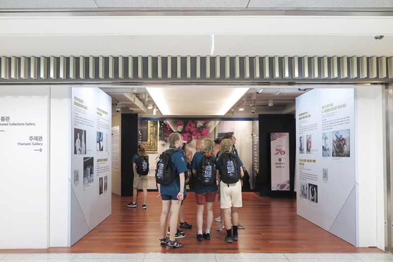 Swedish scouts in early August visit an exhibition commemorating the 70th anniversary of the Korea-U.S. alliance at the National Museum of Korean Contemporary History in Seoul before joining the 25th World Scout Jamboree in Saemangeum, an estuarine tidal flat in Buan-gun County, Jeollabuk-do Province. 