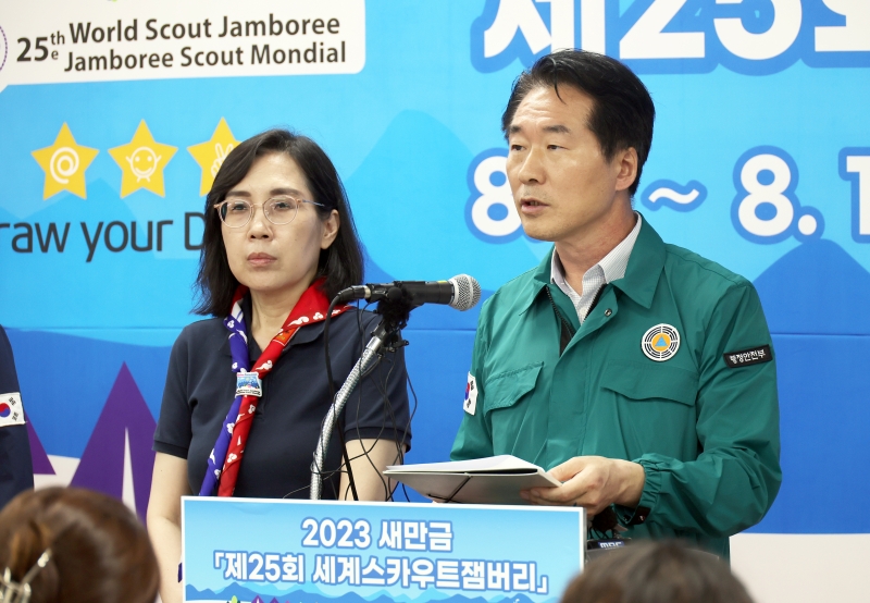 Vice Minister of the Interior and Safety for Disaster and Safety Management Kim Sung-ho (right) on July 7 speaks at a briefing held at the media center of the 25th World Scout Jamboree in Saemangeum, an estuarine tidal flat in Buan-gun County, Jeollabuk-do Province. (Yonhap News)