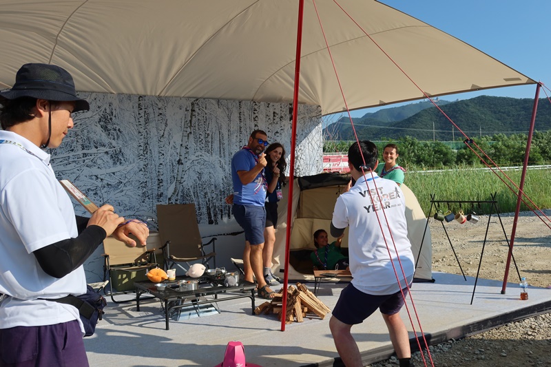 Scouts on Aug. 5 snap pictures at the photo zone of the Korea Tourism Organization in the delta area of the campsite. (Cao Thi Ha)