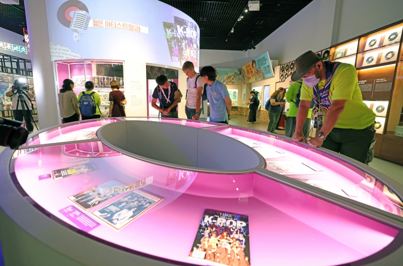 An American scout delegation attending the 25th World Scout Jamboree in Korea on Aug. 10 tours an exhibition on Hallyu and pop culture at the National Museum of Korean Contemporary History in Seoul's Jongno-gu District.