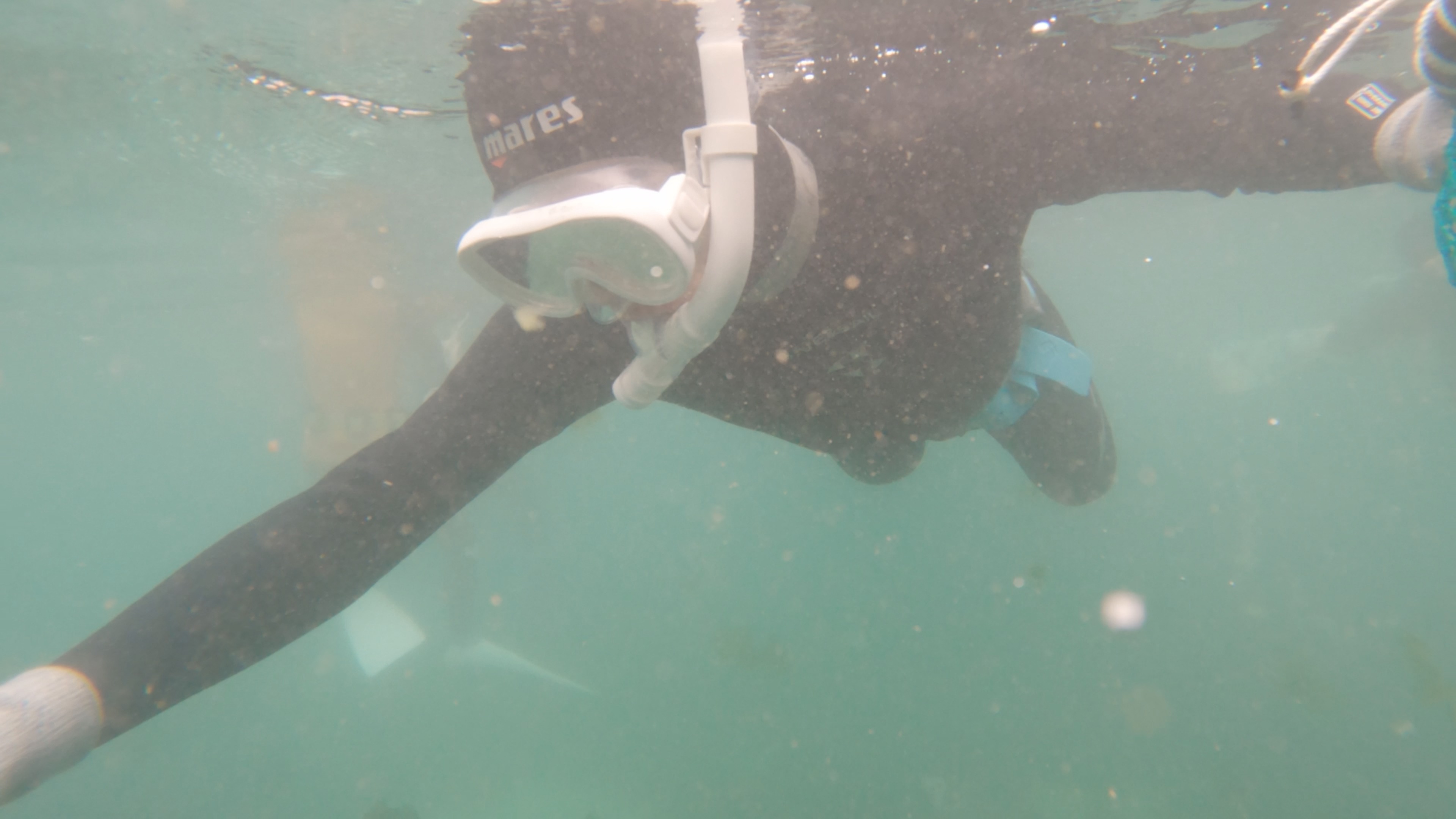 Korea.net staff writer Charles Audouin on July 13 dives in waters off the coast of the town Hallim-eup on Jeju Island. He said it required a lot of physical strength to withstand the strong waves. (OSSC production team)