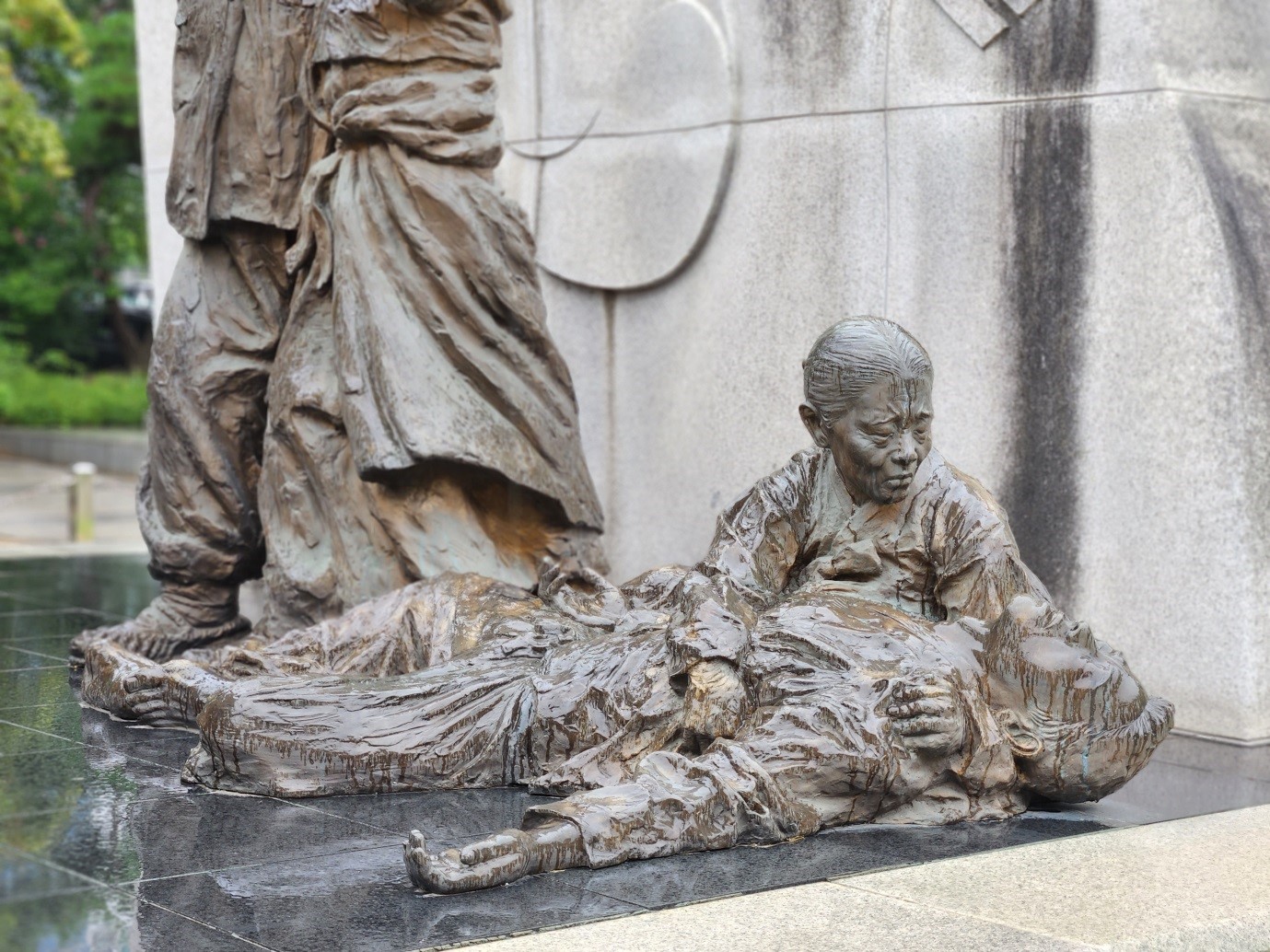 These statues of independence activist Kim Goo-eung and his mother Choi Jeong-cheol are at Aunae Independence Movement Memorial Park in Cheonan, Chungcheongnam-do Province. (Lee Jihae) 