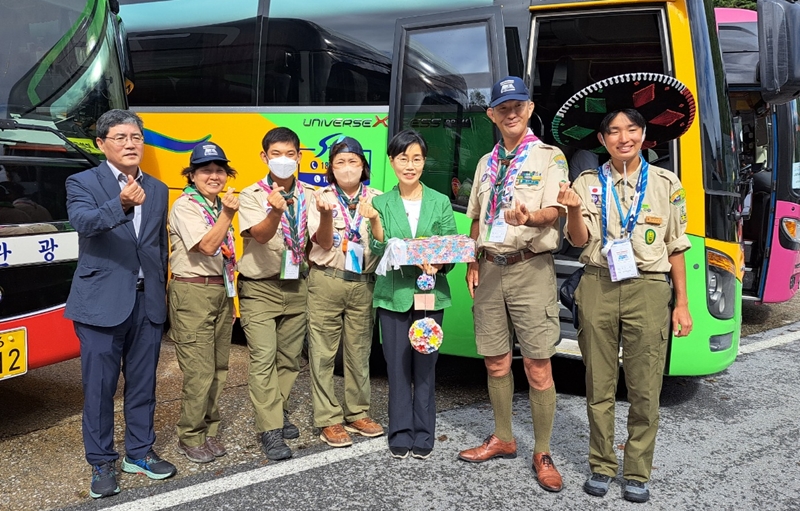 Japanese scouts attending the 25th World Scout Jamboree in Korea on Aug. 11 take a photo after presenting a paper artwork that they folded and pasted as a token of gratitude to staff at Danyang-gun County Office including Mayor Lee Hye-ok (fourth from left). (Danyang-gun County Office) 