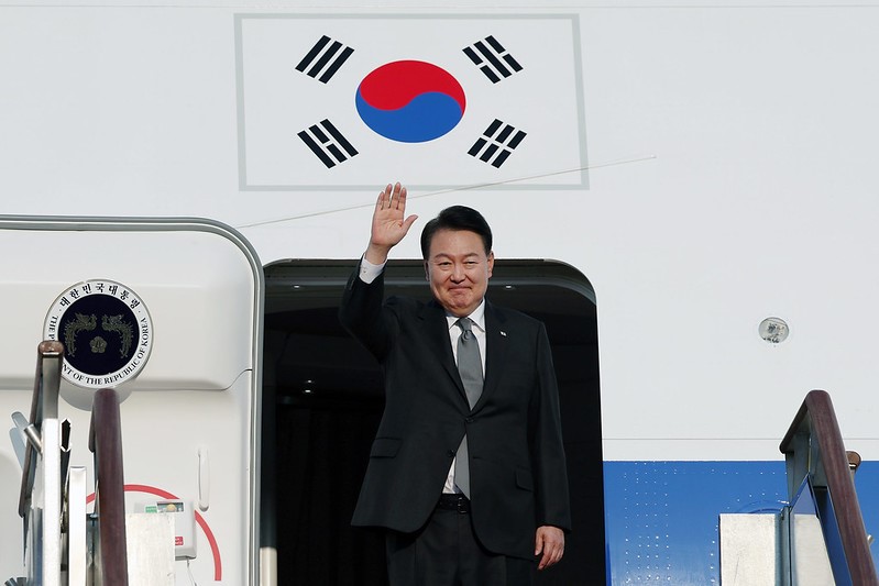 President Yoon Suk Yeol on Aug. 17 bids farewell before boarding the presidential plane Code One at Seoul Air Base in Seongnam, Gyeonggi-do Province, bound for Washington to attend a trilateral summit with the U.S. and Japan. (Jeon Han)