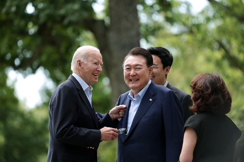 President Yoon Suk Yeol (middle) on Aug. 18 holds bilateral talks with U.S. President Joe Biden in front of Aspen Lodge, President Biden's cabin at Camp David, a presidential retreat in Maryland located around 100 km north of Washington.