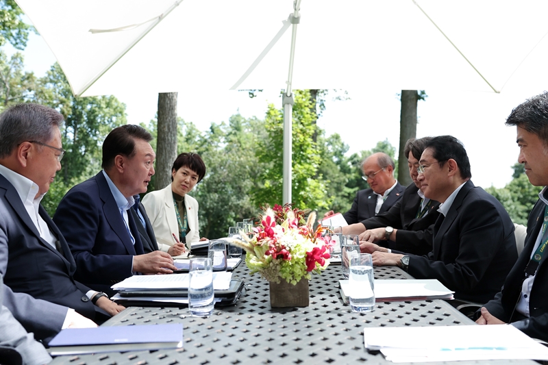 President Yoon (middle on the left) on Aug. 18 holds talks with Japanese Prime Minister Fumio Kishida at Camp David, the presidential retreat in Maryland located around 100 km north of Washington.