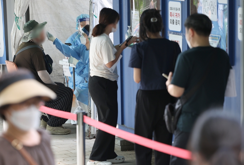 The government on Aug. 31 will downgrade COVID-19's infectious level from Class 2 to the lowest figure of 4. Shown are people in line to get tested for the coronavirus at a screening clinic of a public health center in Daegu's Dalseo-gu District. (Yonhap News)