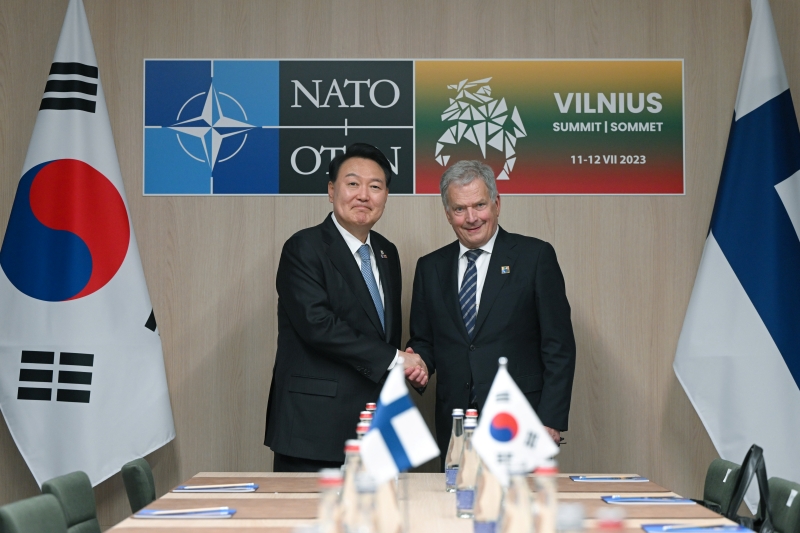 President Yoon Suk Yeol (left) on July 12 shakes hands with Finnish President Sauli Niinisto at their bilateral summit held on the sidelines of the NATO summit in Vilnius, Lithuania. (Kim Yong Wi from Office of the President)