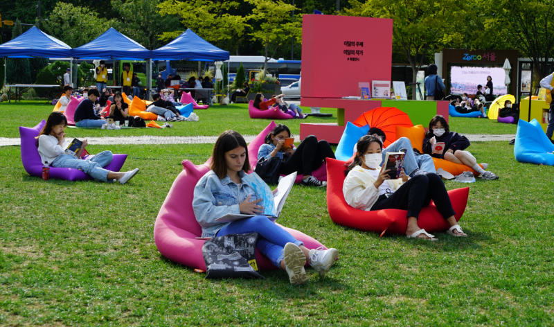 The Seoul Metropolitan Library on Aug. 27 said it received the Green Library Award from the International Federation of Library Associations and Institutions. Shown are people reading books at Book Reading Seoul Plaza, an outdoor library arranged at Seoul Plaza in the capital's Jung-gu District.