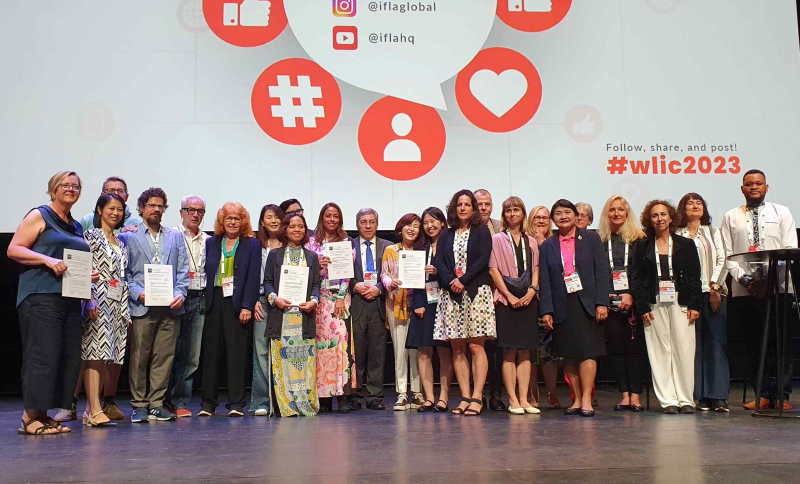 Delegates from the Seoul Metropolitan Library on Aug. 22 take a group picture at the 88th IFLA World Library and Information Congress in Rotterdam, the Netherlands, after receiving a Green Library Award.