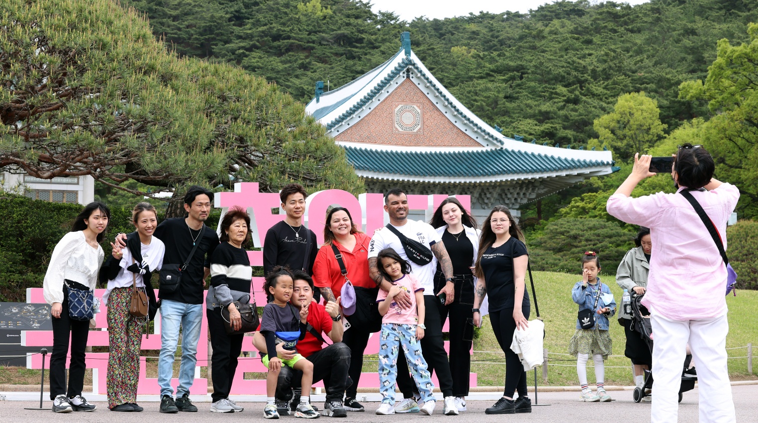 Foreign visitors at Cheong Wa Dae in Seoul's Jongno-gu District on April 22 take a group photo. (Ministry of Culture, Sports and Tourism official Heo Man-jin) 