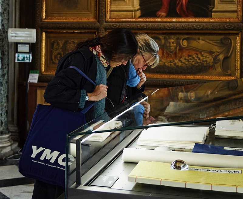 Visitors in Venice, Italy, look at traditional Hanji (traditional paper) pieces at this year's Traditional Korea Festival, which ran there from April 17-22. (Korea Craft & Design Foundation's official Facebook page)