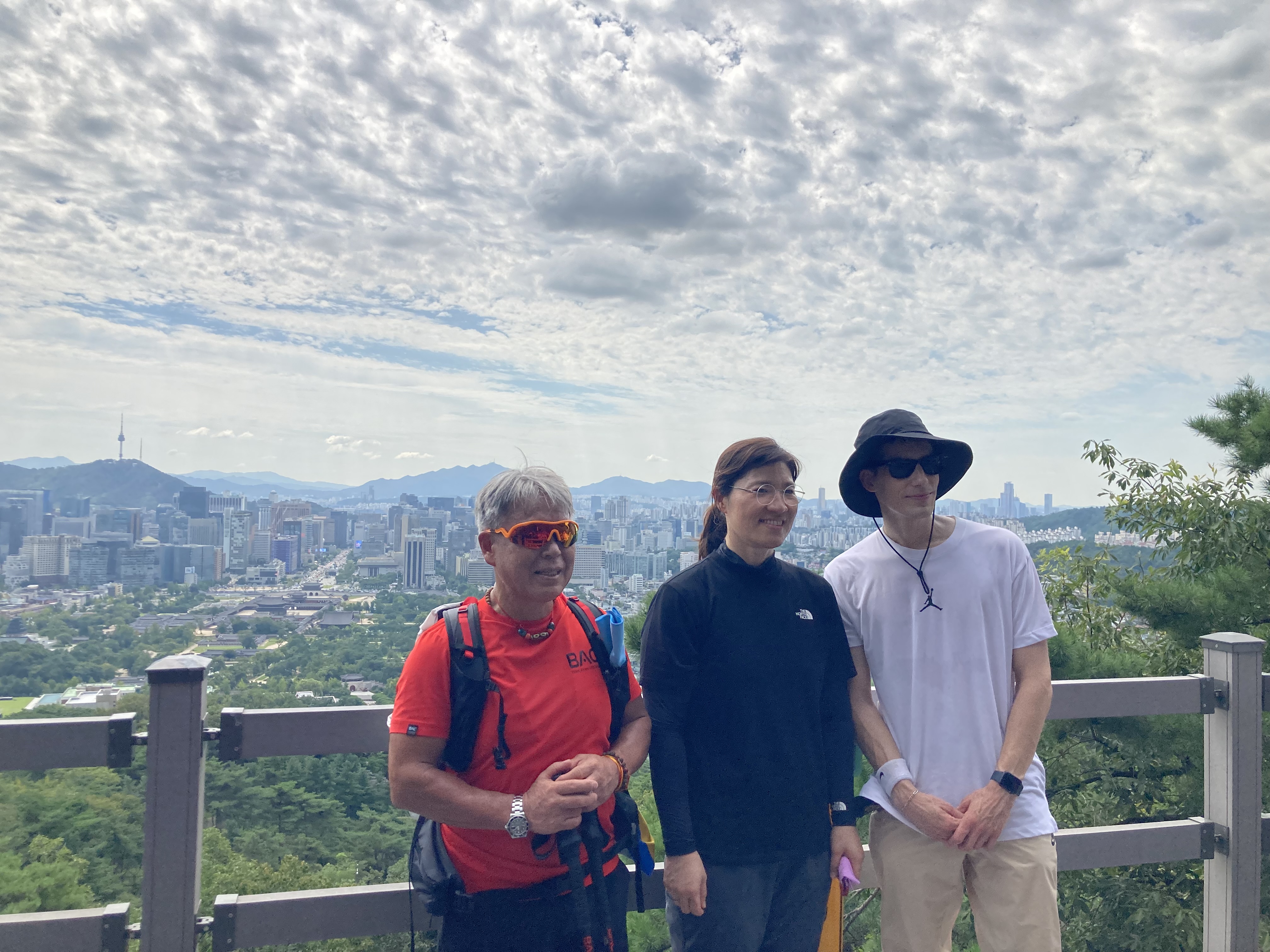 Second Vice Minister of Culture, Sports and Tourism Jang Miran (center) on Sept. 5 takes a photo with champion mountaineer Um Hong-gil (left) and French TV personality Fabien Yoon at Cheong Wa Dae Observatory. (Charles Audouin) 