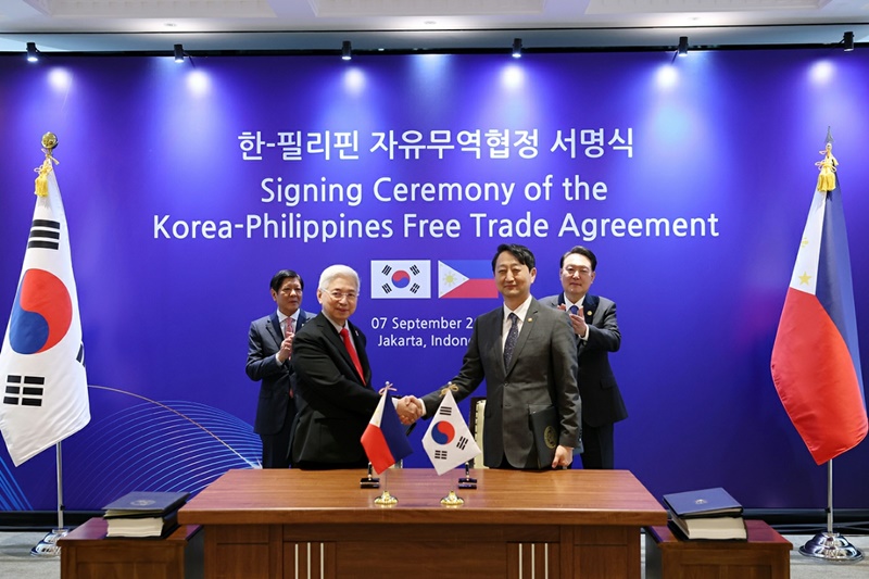 President Yoon Suk Yeol (right) and Philippine President Ferdinand Marcos Jr. (left) on Sept. 7 applaud as Minister for Trade Ahn Dukgeun (second from right) and Philippine Secretary of Trade and Industry Alfredo Espinosa Pascual sign a bilateral free trade agreement at the hotel Langham, Jakarta in Indonesia. (Jeon Han)