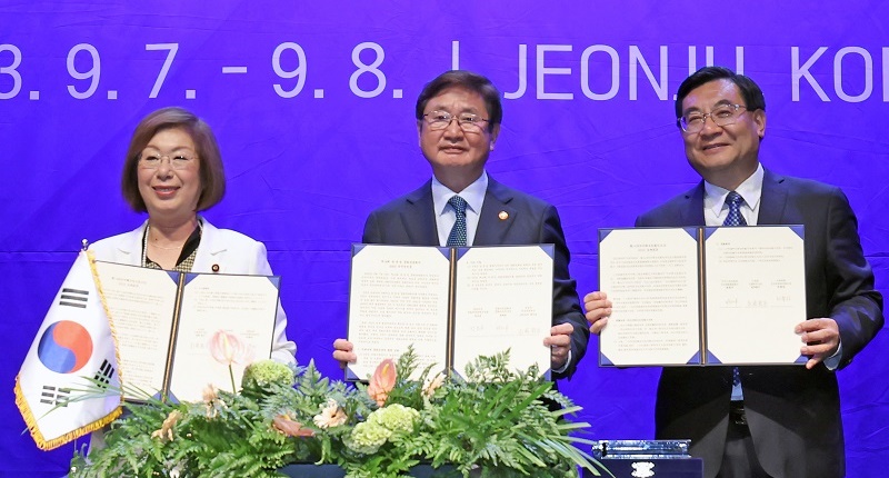 Minister of Culture, Sports and Tourism Park Bo Gyoon (middle), Chinese Minister of Culture and Tourism Hu Heping (right), and Japanese Minister of Education, Culture, Sports, Science and Technology Keiko Nagaoka on Sept. 9 take a group photo while holding their respective copies of the Jeonju Declaration at the 14th culture ministers' meeting of the three countries at National Intangible Heritage Center in Jeonju, Jeollabuk-do Province.