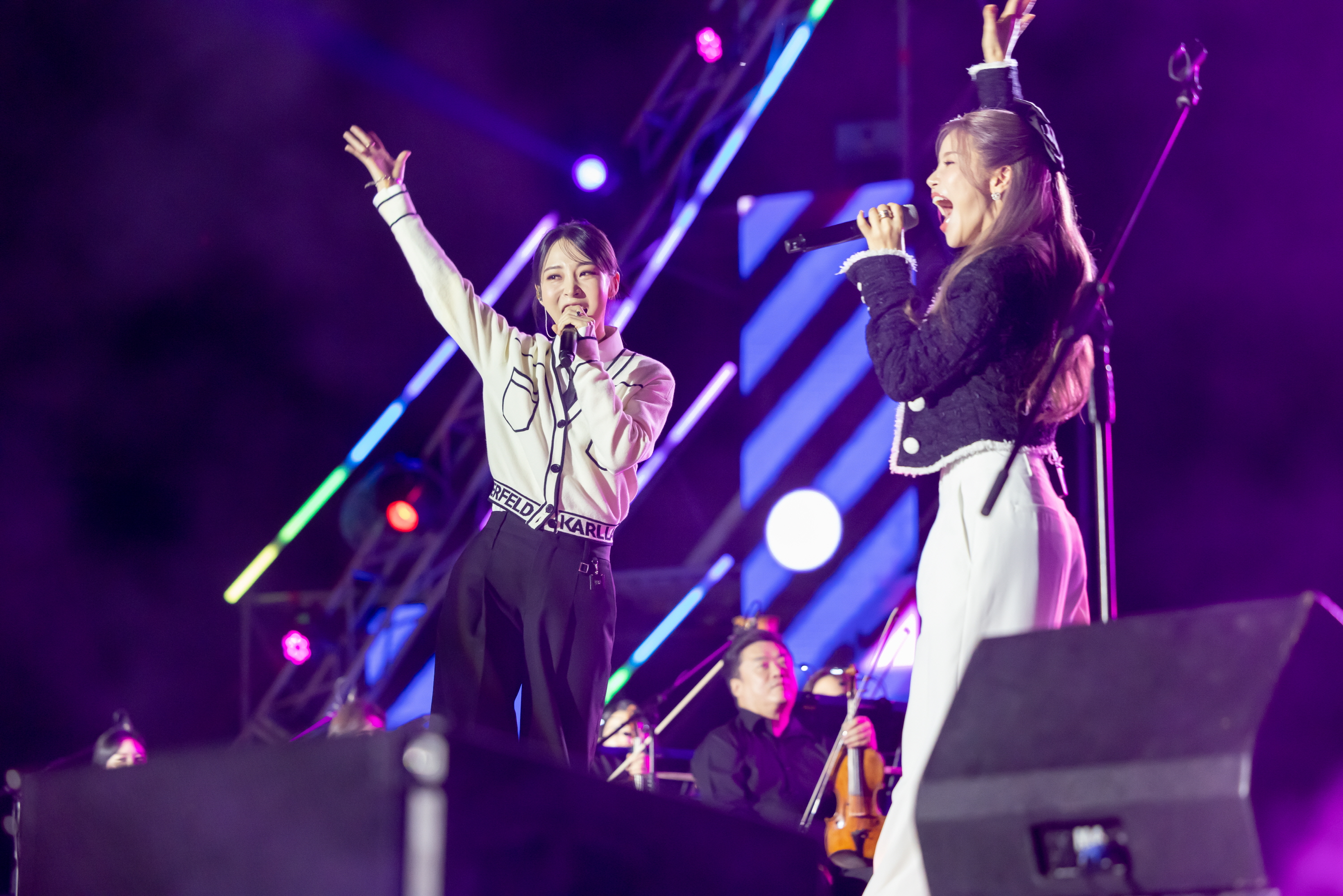 Moonbyul (left) and Solar, the two members of the K-pop girl duo MAMAMOO+, on Sept. 9 perform at the 