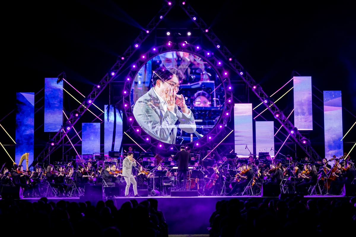 Harmonist Park Jong-seong on Sept. 9 plays at the 