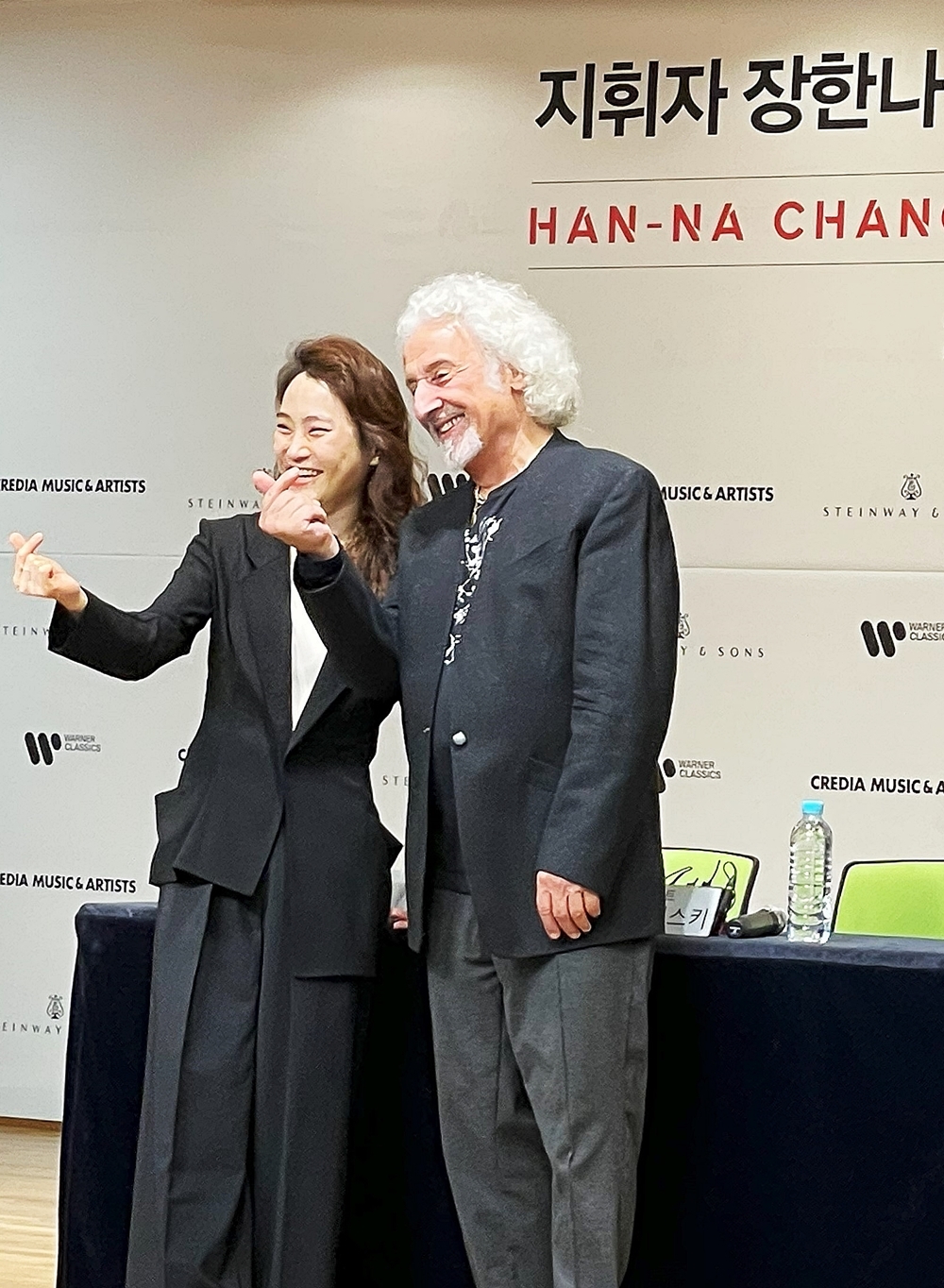 Conductor Chang Han-na (left) and her Latvian cello mentor Mischa Maisky on Sept. 15 pose for a photo at a news conference held at Cosmos Art Hall in Seoul's Seocho-gu District for their joint concert 