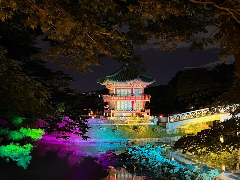 The Royal Palaces and Tombs Center of the Cultural Heritage Administration and Korea Cultural Heritage Foundation through Oct. 8 are running the Gyeongbokgung Palace Starlight Tour at the Joseon Dynasty palace in Seoul. Shown is Hyangwonjeong, a pavilion that concludes the tour and is the leading photo spot for visitors. (Wu Jinhua) 