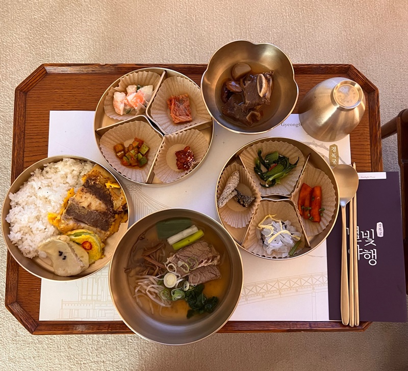 Doseuksurasang (royal court food) is a highlight of the Gyeongbokgung Palace Starlight Tour. (Hong Angie)