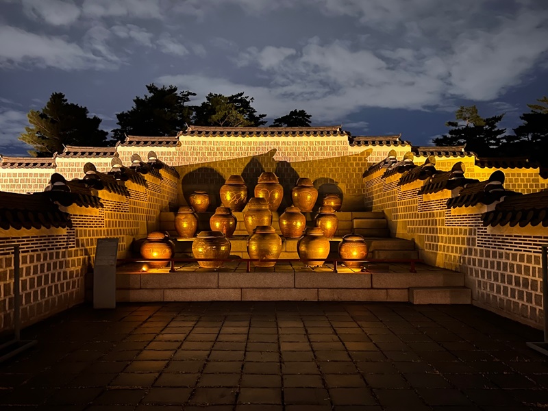 This is the interior of the janggo, where meals for the Joseon Dynasty king were prepared, as part of the Gyeongbokgung Palace Starlight Tour. The place is usually off-limits to the public except on special occasions. (Wu Jinhua) 
