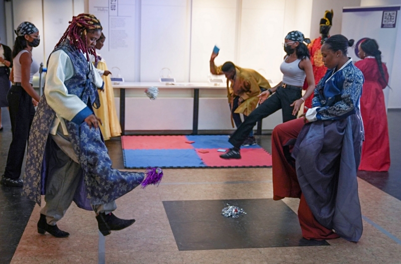 Hình ảnh những người Nigeria chơi trò chơi Jegichagi (đá cầu) trong một sự kiện nhân dịp Chuseok (Tết Trung thu), diễn ra ở Trung tâm Văn hóa Hàn Quốc tại Nigeria vào tháng 09/2022. (Ảnh: Trung tâm Văn hóa Hàn Quốc tại Nigeria)