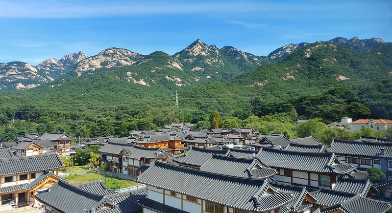 Eunpyeong Hanok Village is located at the foot of Bukhansan Mountain in Seoul's Eunpyeong-gu District. 